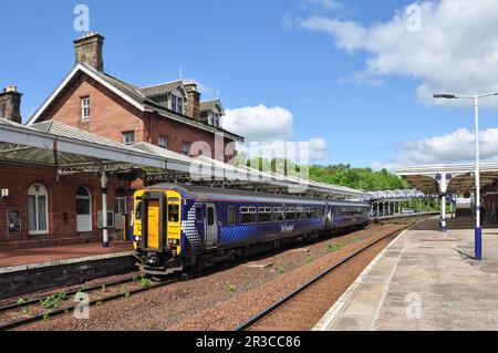 Classe 156 DMU par la plate-forme d'auvent à la gare de Dumfries, Dumfries et Galloway, Écosse, Royaume-Uni Banque D'Images