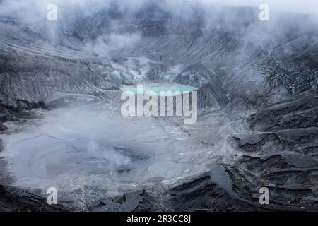 Vue sur le magnifique cratère au-dessus du mont Tangkuban Perahu, Bandung, West Java, Indonésie Banque D'Images