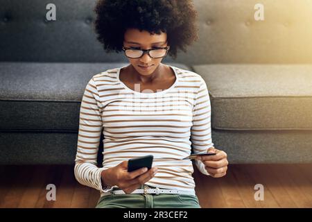 Femme noire, téléphone et carte de crédit pour le commerce électronique, le paiement ou l'achat dans le salon à la maison. Une femme africaine ou un cabas assis sur le sol avec Banque D'Images