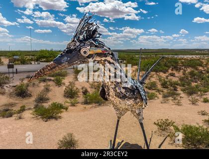 Grande roadrunner Sculpture, faite d'objets recyclés et jetés, situé à l'arrêt Rest à l'extérieur de Las Cruces, Nouveau-Mexique Banque D'Images