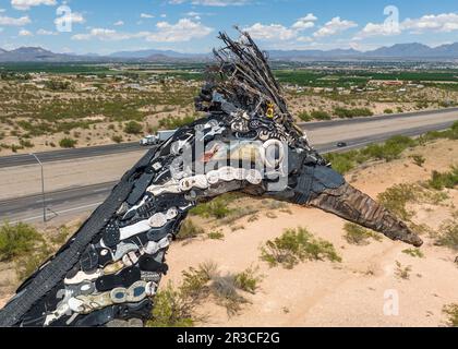 Grande roadrunner Sculpture, faite d'objets recyclés et jetés, situé à l'arrêt Rest à l'extérieur de Las Cruces, Nouveau-Mexique Banque D'Images