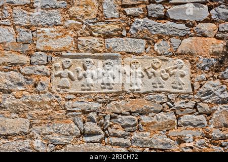 Sculptures de femmes dansant, Église Taxiarches, 18th siècle, village de Tseria, près de Kardamyli, Messenian Mani, Exo Mani, région du Péloponnèse, Grèce Banque D'Images