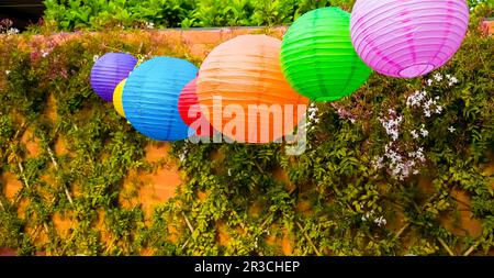 Lanternes chinoises colorées suspendues dans un jardin Banque D'Images