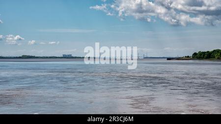 Vue sur la rivière Severn depuis les quais de Sharpness, avec la centrale nucléaire désaffectée de Berkeley et Oldbury Magnox et les ponts Severn Crossing, Banque D'Images