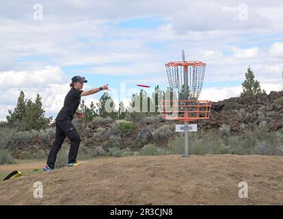 Une femme jouant au Disc Golf au Pine nursery Park à Bend, Oregon Banque D'Images