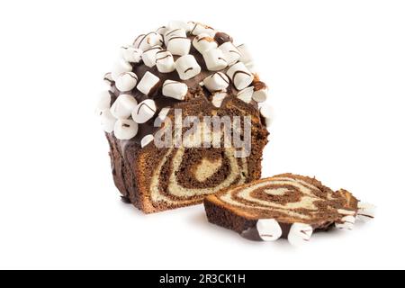 Gâteau de Noël. Gâteau au chocolat coupé isolaten sur fond blanc Banque D'Images