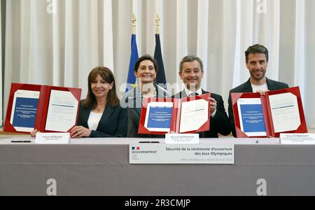 Paris, France. 23rd mai 2023. Le ministre français de l'intérieur Gerald Darmanin (2nd R) pose avec la mairesse parisienne Anne Hidalgo (1st L), la ministre française des Sports Amélie Oudea-Castera (2nd L) Et Tony Estanguet, président du Comité d'organisation des Jeux Olympiques et Paralympiques de Paris 2024, lors de la signature du protocole pour la cérémonie d'ouverture des Jeux Olympiques et Paralympiques d'été de Paris 2024 à Paris, France, 23 mai 2023. Credit: Gao Jing/Xinhua/Alamy Live News Banque D'Images