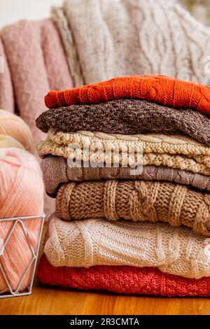 La texture d'un tricot de laine blanche, avec un motif côtelé à rayures  Photo Stock - Alamy