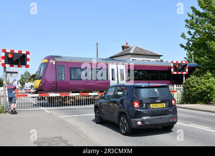 East Midlands Railway Turbostar 170530 traverse le passage à niveau de Tutbury et de Hatton Station le 22 mai 2023 Banque D'Images