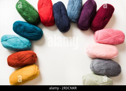 Vue de dessus des boules de fil de couleur sur blanc Banque D'Images