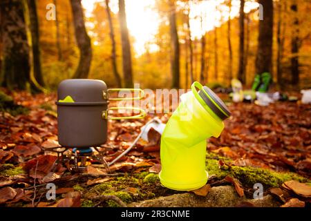 Utilisation de dispositifs de cuisson spéciaux pour faciliter le camping Banque D'Images