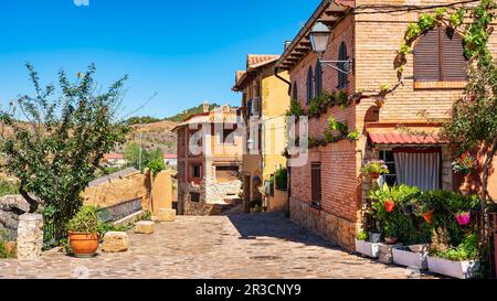 Rue pittoresque avec de vieilles maisons dans l'un des plus beaux villages de Saragosse, appelé Anento. Banque D'Images