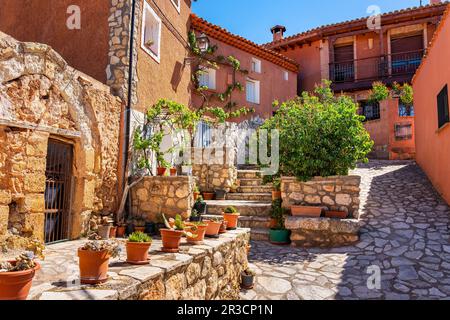 Rue pittoresque avec de vieilles maisons dans l'un des plus beaux villages de Saragosse, appelé Anento. Banque D'Images