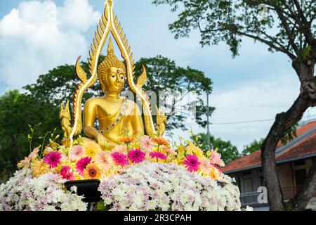 George Town, Penang, Malaisie - 4 mai 2023 : parade de jour de Wesak (Vesak) à Penang. Magnifique et sacrée statue de Bouddha à la lumière du jour Banque D'Images