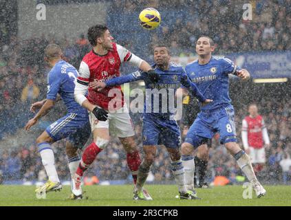 Olivier Giroud d'Arsenal lutte avec Ashley Cole (M) de Chelsea et Frank Lampard (R.) de Chelsea. Chelsea bat Arsenal 2:1Chelsea 20/01/13 Chelsea V A Banque D'Images