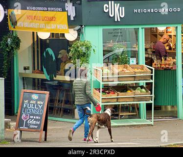 Glasgow, Écosse, Royaume-Uni 23rd mai 2023. Météo au Royaume-Uni : chaude dans le centre-ville, les habitants de la ville ont pris les rues pour profiter de la vie de la ville. Cuku neighberhood shop et café sur la grande route occidentale. Crédit Gerard Ferry/Alay Live News Banque D'Images