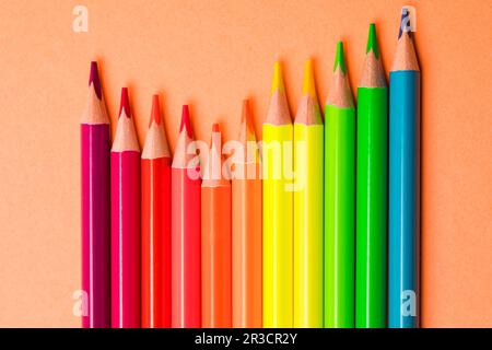 Les crayons de couleur sont disposés en arc-en-ciel de couleur gros plan Banque D'Images