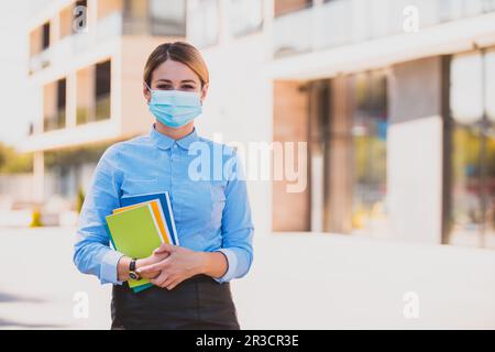 L'étudiant en masque de protection étudie pendant une pandémie Banque D'Images