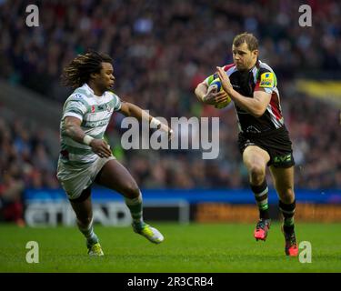 Nick Evans de Harlequins (à droite) en action contre Marland Yarde London Irish lors du match Aviva Premiership entre Harlequins et London Iris Banque D'Images