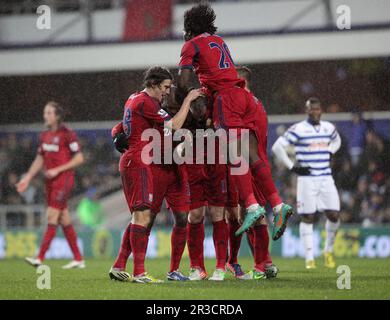 Le Chris Brunt (M) de West Bromwich Albion fête avec ses copains après avoir marqué le but d'ouverture de West Bromm, un classement de 1:0 Queens Park Rangers 15/12/ Banque D'Images