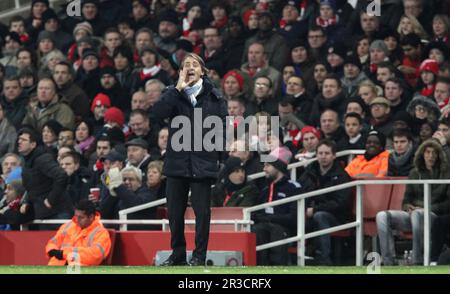 Roberto Mancini, le directeur de Manchester City, criait ses instructions de la ligne de contact. Man City bat Arsenal 2:0Arsenal 13/01/13 Arsenal V Manchester C Banque D'Images