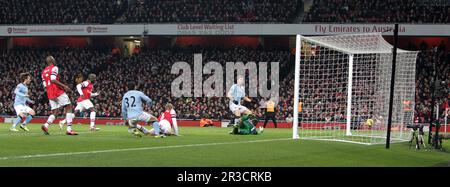 Edin Dzeko de Manchester City marque son deuxième but. Man City bat Arsenal 2:0Arsenal 13/01/13 Arsenal V Manchester City 13/01/13 le Premier ministre le Banque D'Images