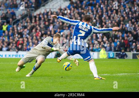 Rob Elliot, de Newcastle United (à gauche), dans une action en bouche d'oreille contre will Hoskins, de Brighton & Hove Albion, lors du match rond FA Cup 3rd entre BRI Banque D'Images