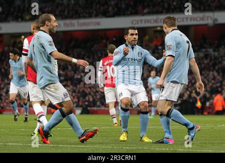 James Milner de Manchester City célèbre son but d'ouverture avec Carlos Tevez Man City qui remporte 1:0Arsenal 13/01/13 Arsena Banque D'Images