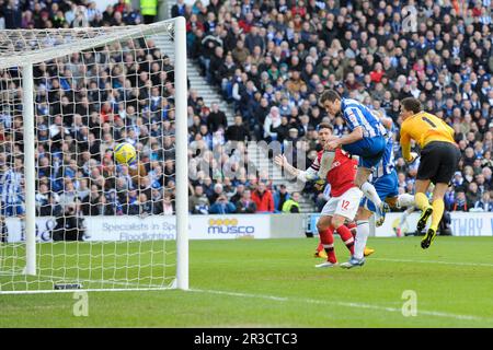 Ashley Barnes de Brighton & Hove Albion est à la tête de l'égalisateur après le gardien de but Wojciech Szczesny d'Arsenal pendant le match rond de la FA Cup 4th Banque D'Images