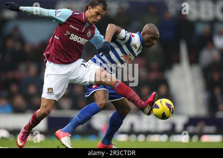 Marouane Chamakh de West Ham United (en prêt d'Arsenal) et Stephane Mbia de Queens Park RangersWest Ham United 2012/13 West Ham United V Queens Pa Banque D'Images