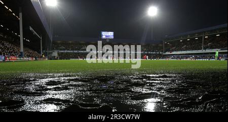 De fortes pluies sont tombées sur Loftus Road alors que WBA battait QPR 2:1Queens Park Rangers 15/12/12 Queens Park Rangers V West Bromwich Albion 26/12/12 la Premier League Banque D'Images