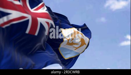 Anguilla drapeau agitant dans le vent par temps clair. Signe bleu avec drapeau britannique dans le canton, blason, trois dauphins sur bouclier blanc. 3d illustrationratio Banque D'Images