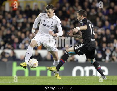 Tottenham Hotspur Gareth Bale combat avec l'Olympique Lyonnais Anthony Reveillere. Spars battre Lyon 2:1Tottenham Hotspur 14/02/13 Tottenham Hotspur V Banque D'Images