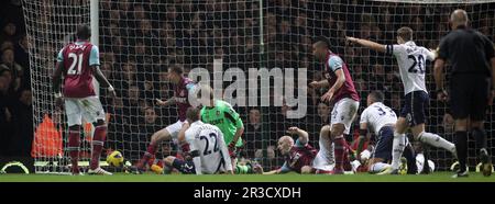 Gylfi Sigurdsson, de Tottenham Hotspur, marque son deuxième but. Les spires battent West Ham 3:2West Ham United 25/02/13 West Ham United V Tottenham Hotspur Banque D'Images