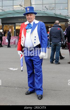 Un fan français se tient devant l'Esprit de rugby avant le match des RBS 6 Nations entre l'Angleterre et la France à Twickenham le samedi 23rd février Banque D'Images