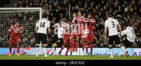 Bryan Ruiz de Fulham prend un coup de pied libre. Fulham beat QPR 3:2Fulham 01/04/13 Fulham V QPR 01/04/13 The Premier League photo: Richard Washbrooke, Credit: Banque D'Images