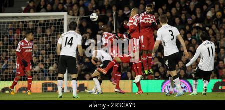 Bryan Ruiz de Fulham prend un coup de pied libre. Fulham beat QPR 3:2Fulham 01/04/13 Fulham V QPR 01/04/13 The Premier League photo: Richard Washbrooke, Credit: Banque D'Images