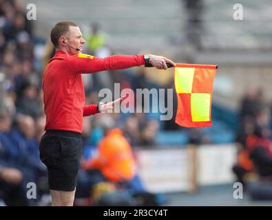 Le signal de linesman pour une infraction. Le jeu terminé goallessMillwall FC 10/03/13 Millwall FC V Blackburn Rovers 10/03/13 FA Cup Quarter final Banque D'Images