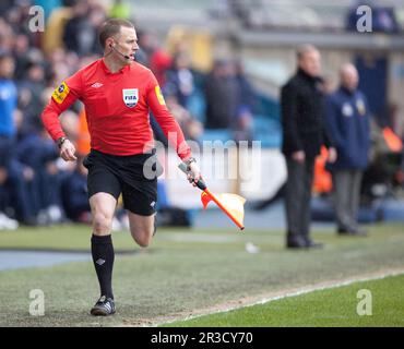 Linesman exécutant la ligne. Le jeu terminé goallessMillwall FC 10/03/13 Millwall FC V Blackburn Rovers 10/03/13 FA Cup Quarter final photo: Richard Banque D'Images