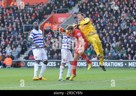 Julio Cesar de Queens Park Rangers est en conflit avec Jay Rodriguez de Southampton lors du match de la Barclays Premier League entre Southampton et Queens P Banque D'Images