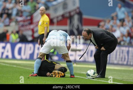 Pablo Zabaleta de Manchester City et Rafael Benitez, directeur de Chelsea, vérifient David Luiz de Chelsea. Manchester City a battu Chelsea 2:1Chelsea 14/04/13 Banque D'Images