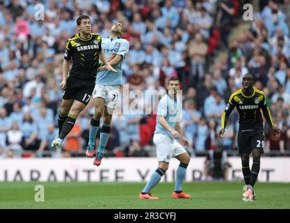 L'Eden Hazard de Chelsea et le décollage de Gael Clichy de Manchester City. Manchester City bat Chelsea 2:1Chelsea 14/04/13 Chelsea V Manchester City 14/04/13 Banque D'Images