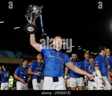 Jamie Heaslip de Leinster détient le trophée en douceur après avoir remporté la finale de la coupe du défi Amlin entre Leinster Rugby et Stade Francais au RDS Aren Banque D'Images
