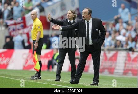 Rafael Benitez, le directeur de Chelsea, et Roberto Mancini, le directeur de Manchester City, tentent de faire passer le point à leurs joueurs. Manchester City bat Chel Banque D'Images