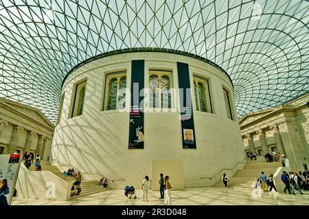 British Museum Great Russell Street Londres intérieur le couloir principal et plafond en verre Banque D'Images