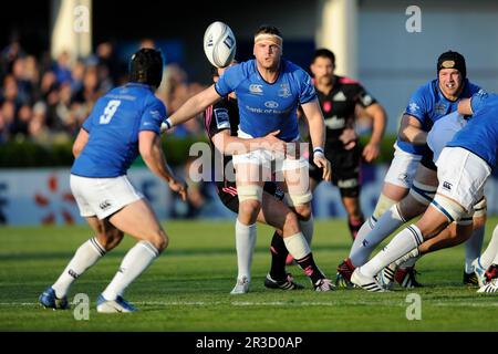 Jamie Heaslip de Leinster passe à Isaac Boss de Leinster pendant la finale de la coupe du défi Amlin entre Leinster Rugby et Stade Francais au RDS Banque D'Images