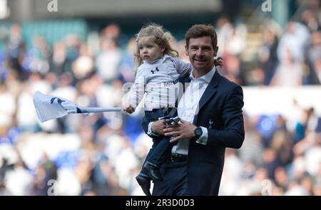 Le directeur de Tottenham Hotspur André Villas Boas avec sa fille qui applaudit les fans sur les genoux en honneur. Les éperons battent Sunderland 1:0Tottenh Banque D'Images