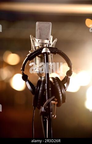 Écouteurs et microphone à condensateur dans un studio d'enregistrement Musique Banque D'Images