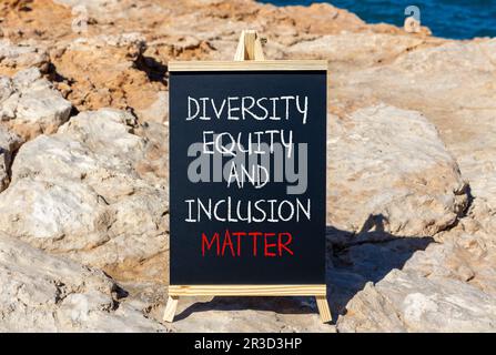 SYMBOLE DE la matière d'inclusion DE L'équité DE la diversité DEI. Les mots de concept DEI diversité équité et inclusion sont importants sur beau tableau noir. Belle pierre s Banque D'Images