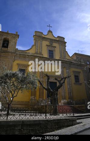 Vue extérieure panoramique du style roman Parrocchia San Giovanni Battista à Enna Sicile, Italie. Banque D'Images